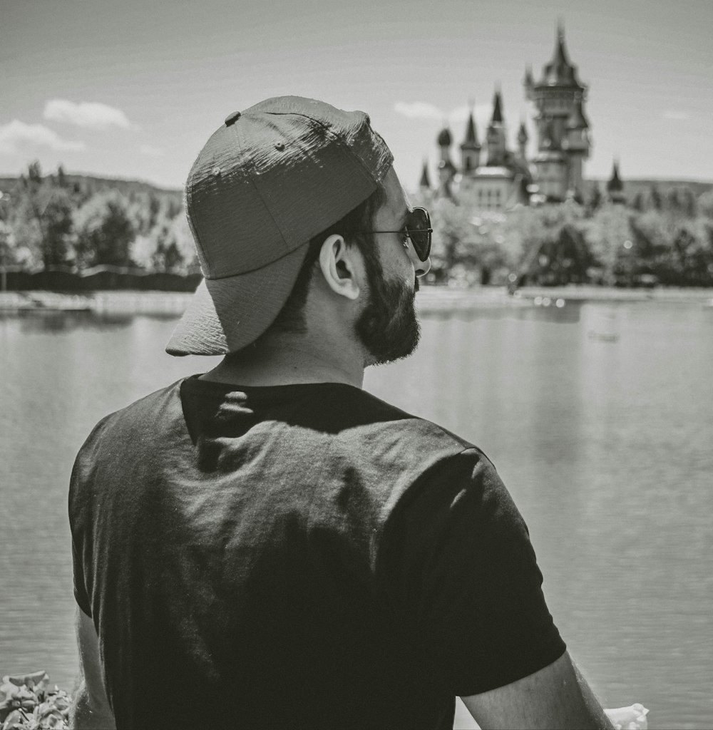 man in black crew neck t-shirt wearing black sunglasses and gray cap