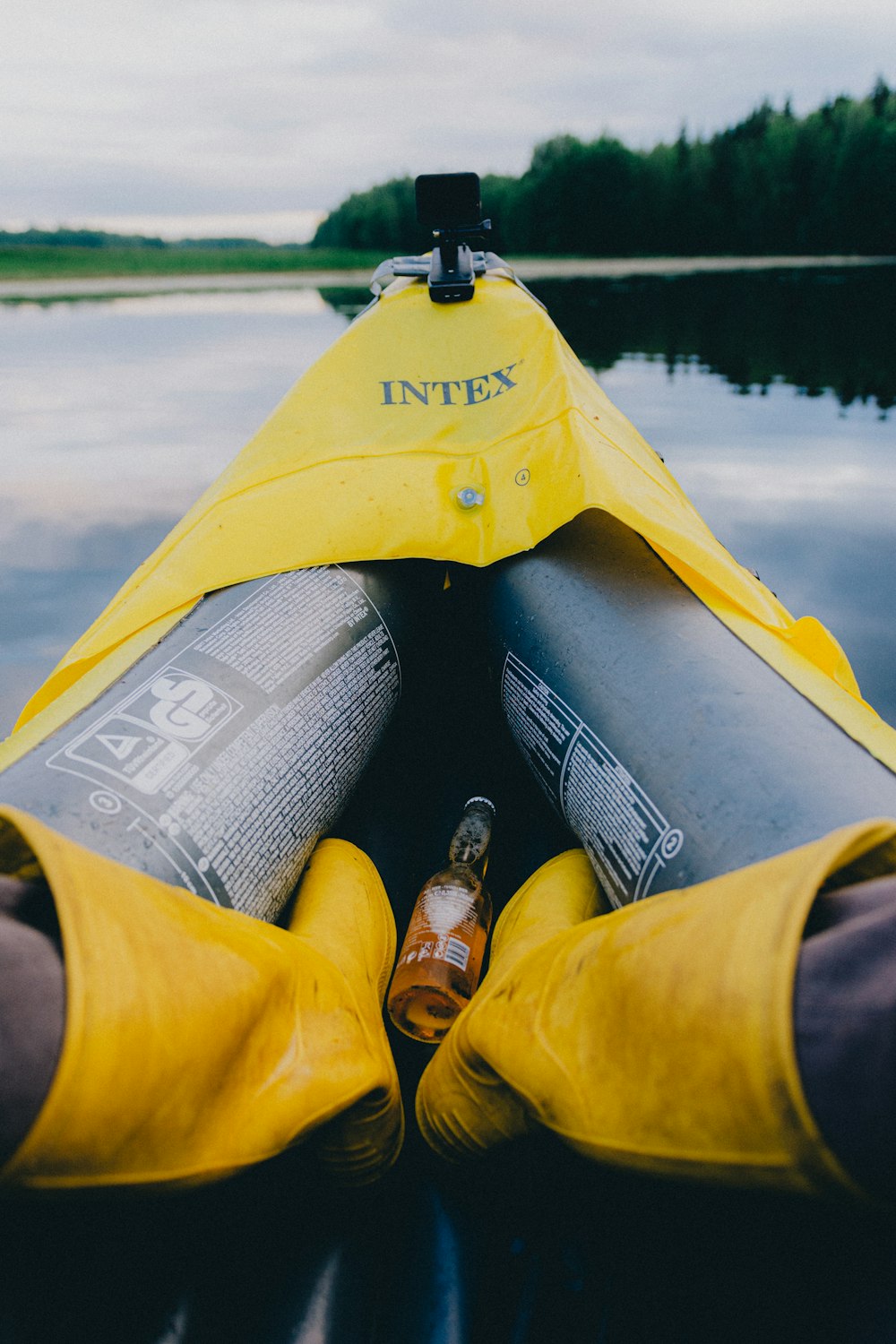 kayak jaune sur plan d’eau pendant la journée