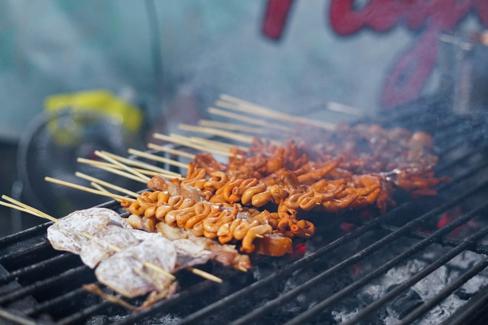 Viande grillée sur gril noir