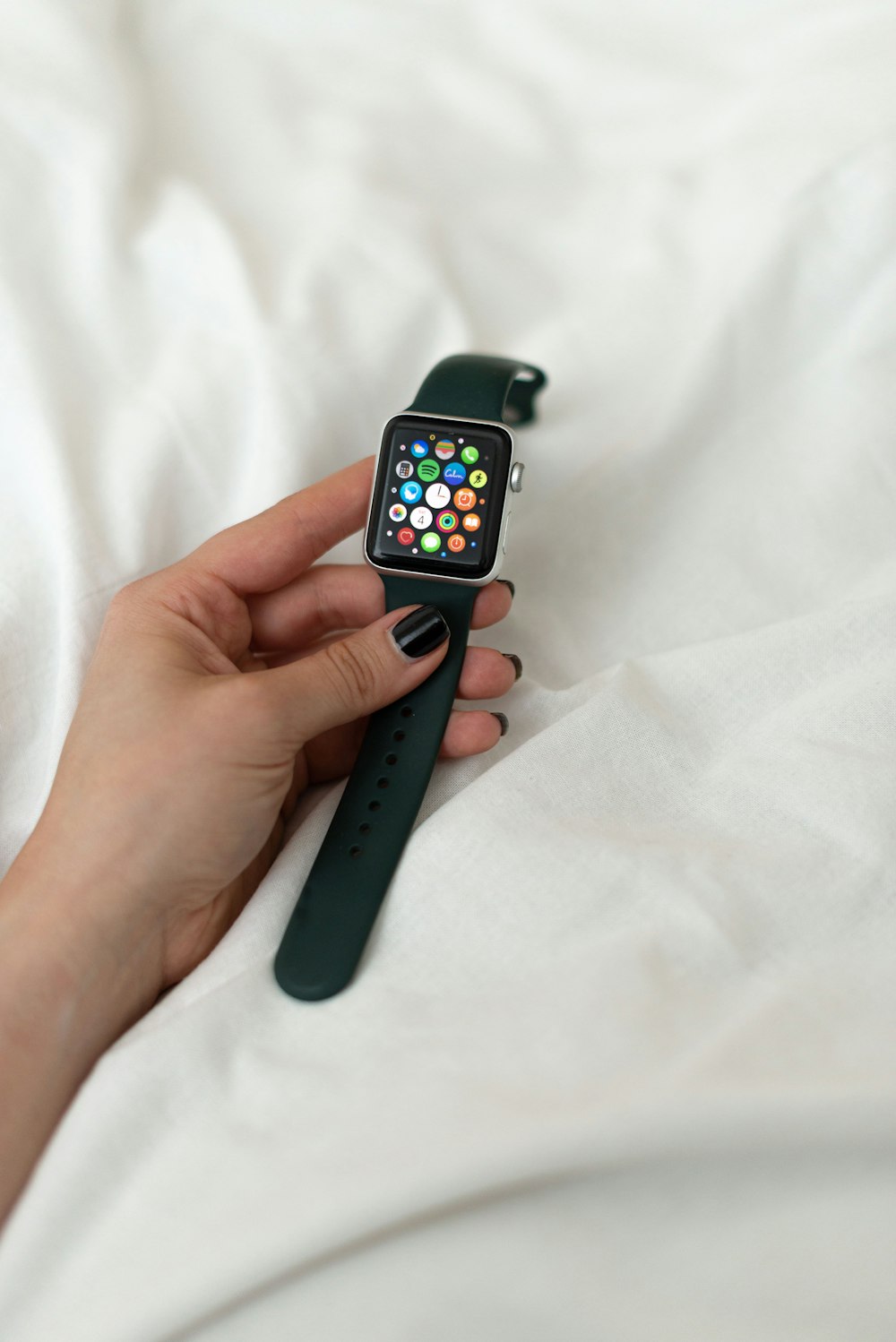 Persona sosteniendo un Apple Watch negro