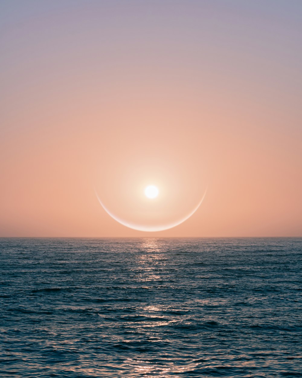 日没時に海に沈む太陽