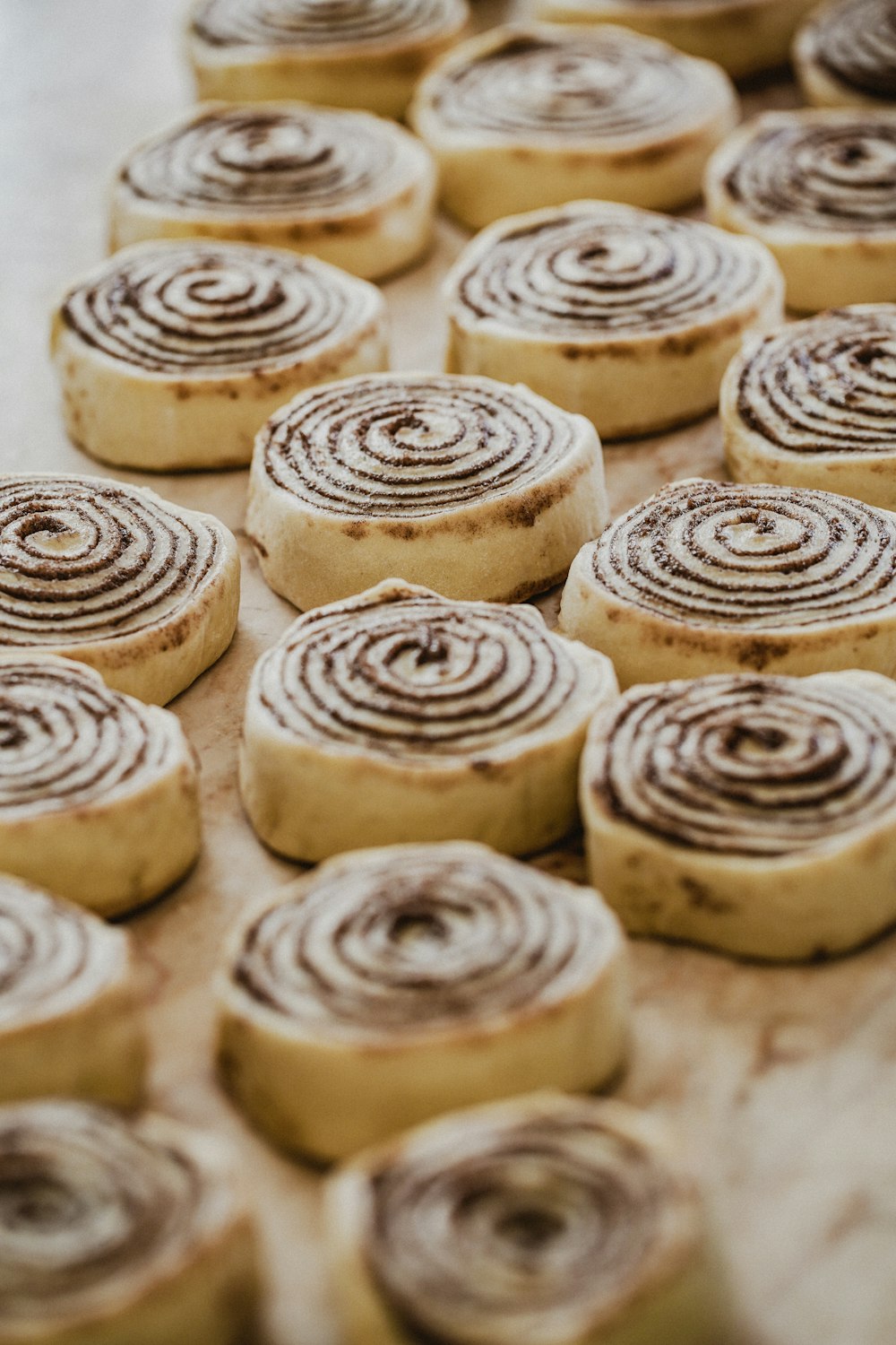 Galletas marrones en plato de cerámica blanca