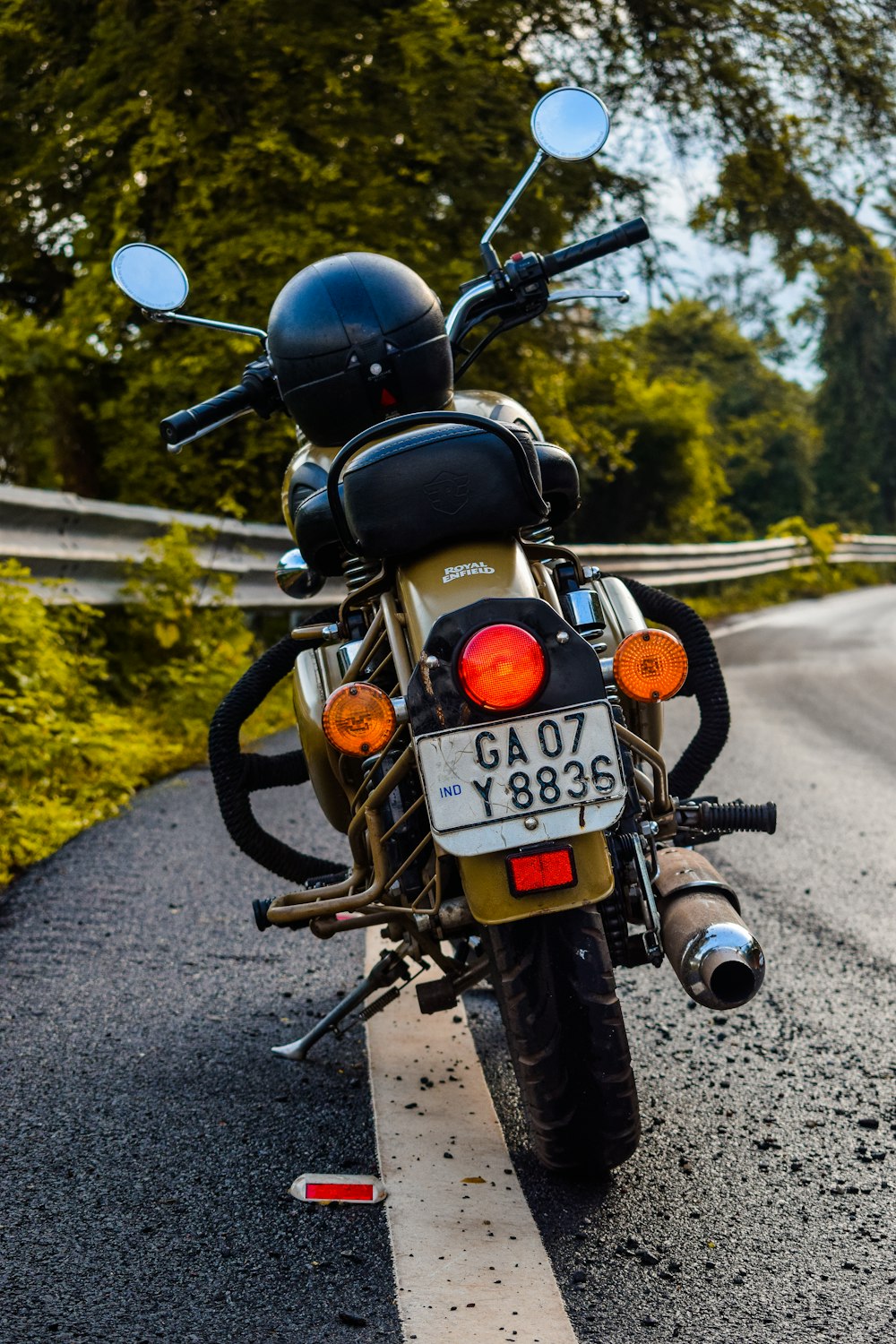 Motocicleta negra en la carretera durante el día