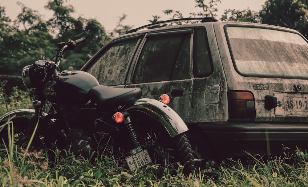 白と黒のバイクを上に乗せた黒のSUV