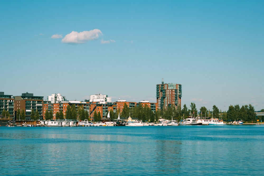 Skyline della città attraverso lo specchio d'acqua durante il giorno