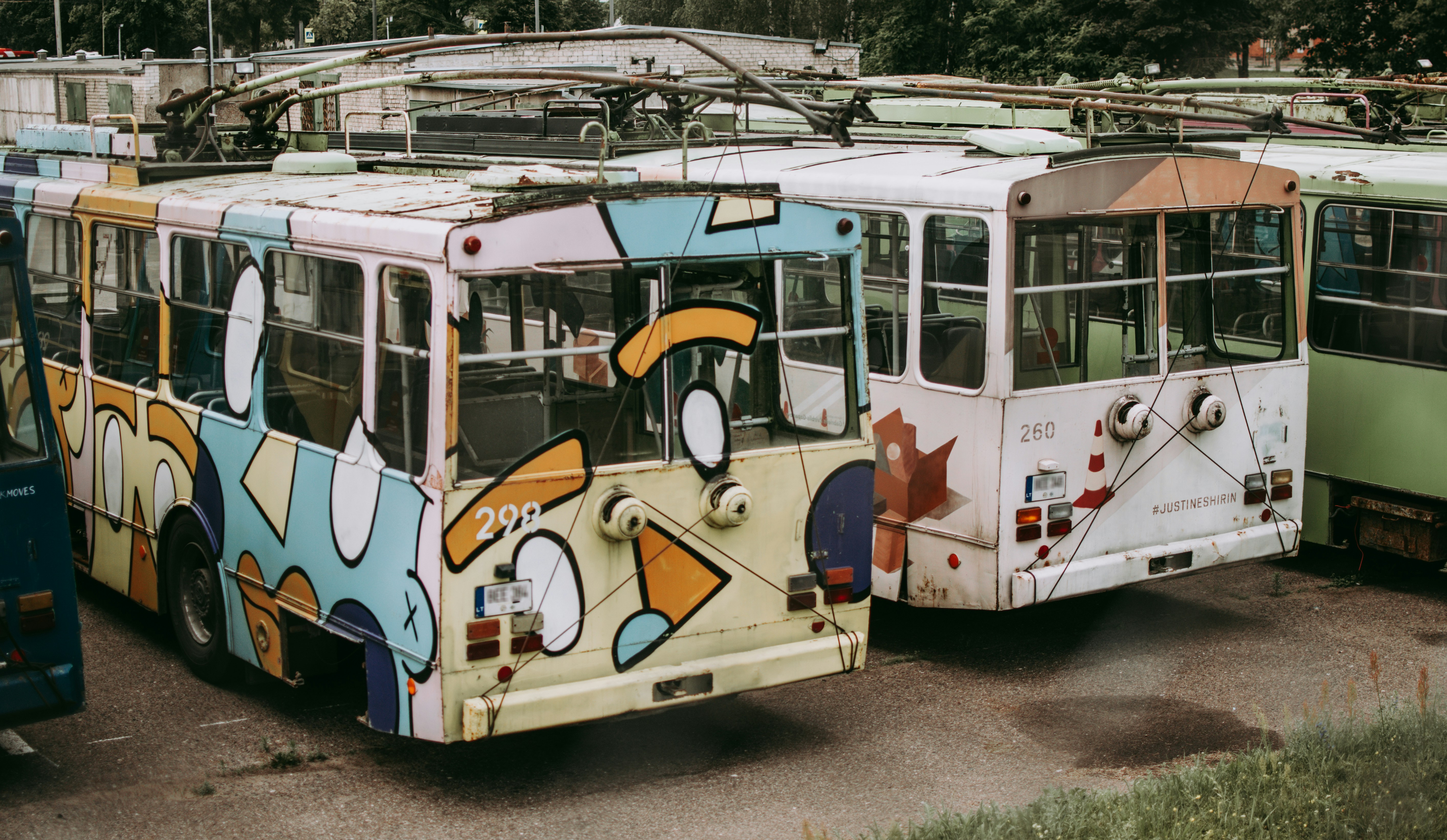 white and blue volkswagen t-2