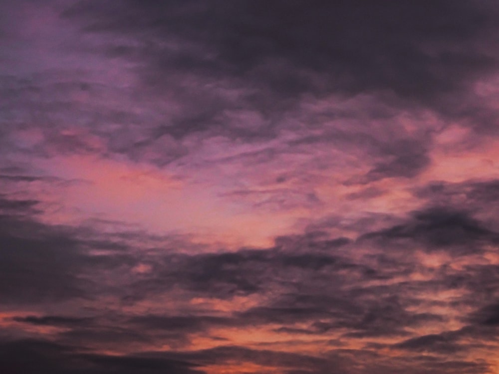 céu azul com nuvens brancas