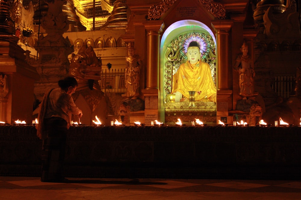 Statue de Bouddha en or devant la statue de Bouddha en or