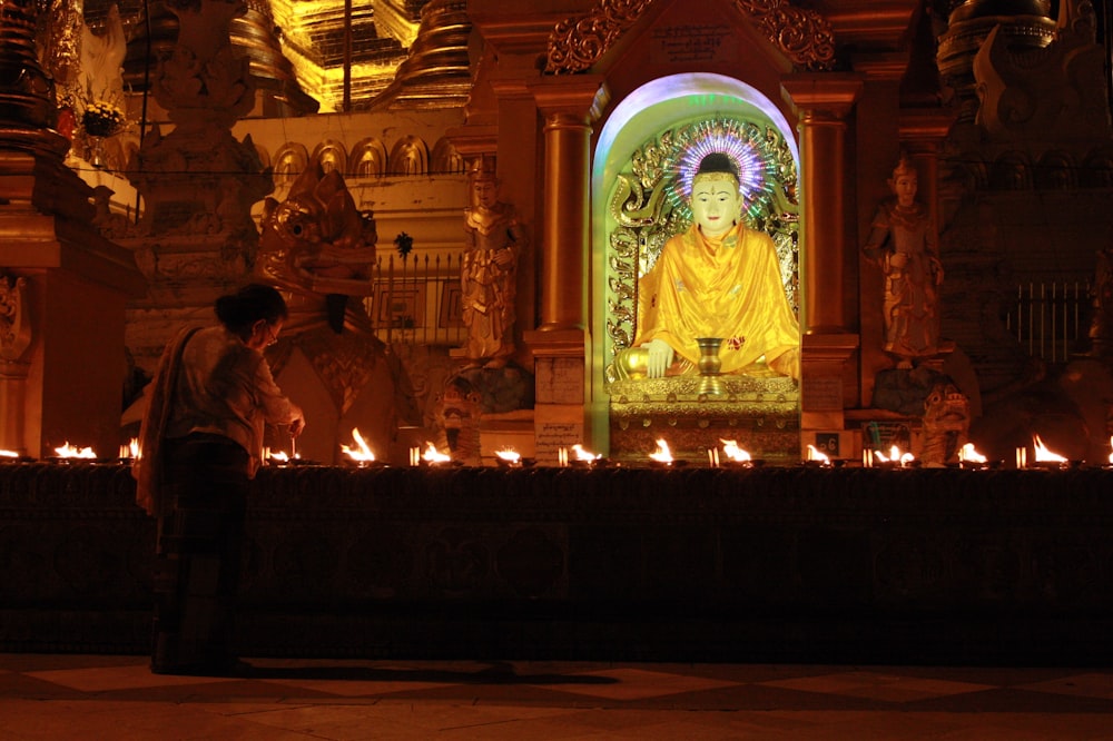 estátua de ouro de buddha na frente da estátua de ouro de buddha