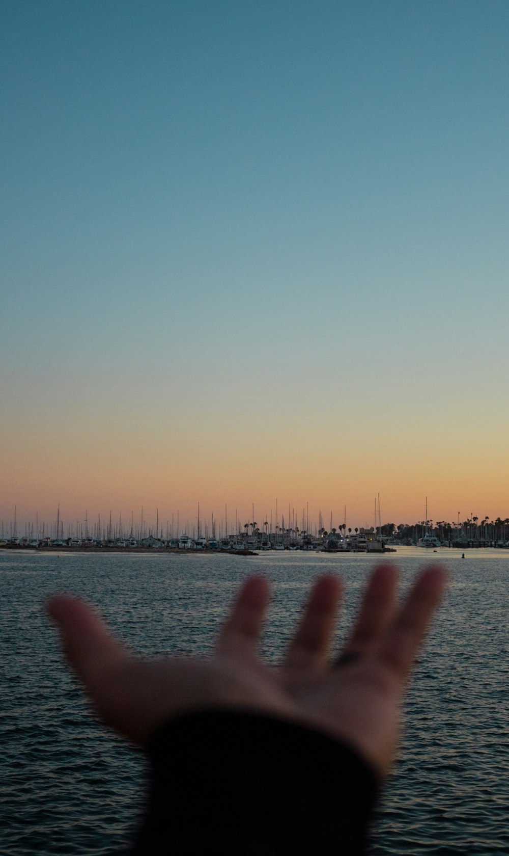 barche in mare durante il tramonto