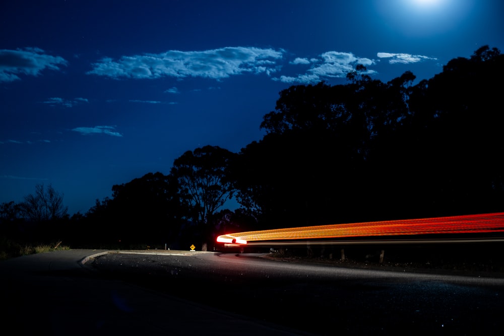 야간 도로에서 자동차의 타임 랩스 사진