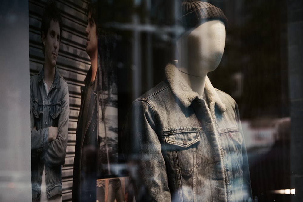 Femme en veste en jean bleue