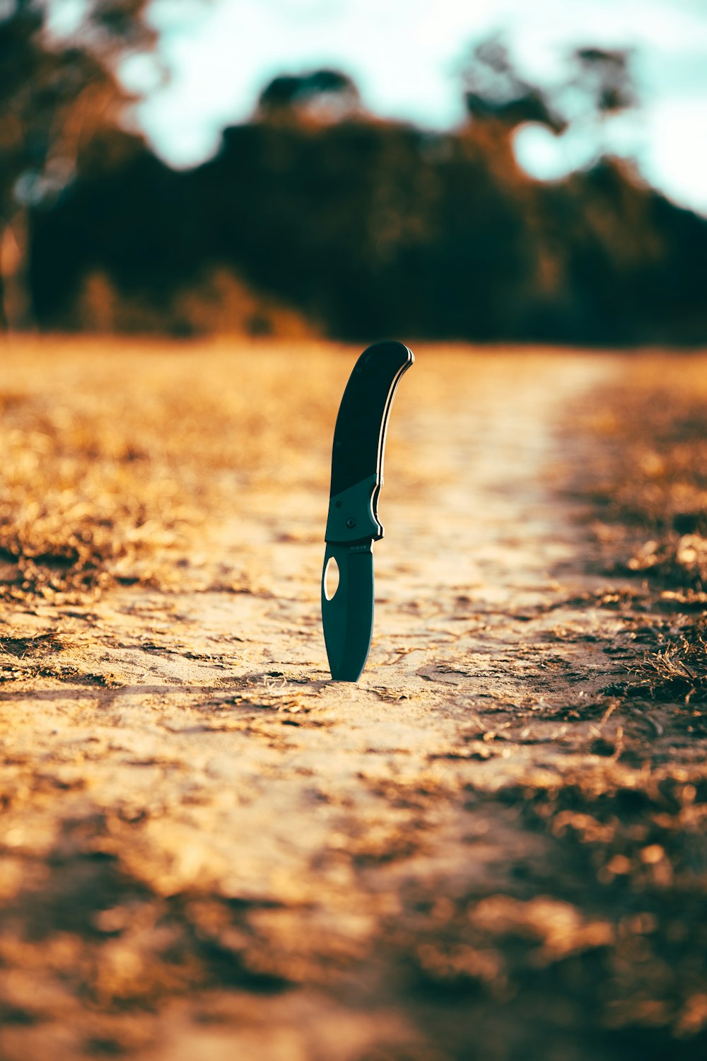 schwarz-silbernes Messer auf braunem Holztisch