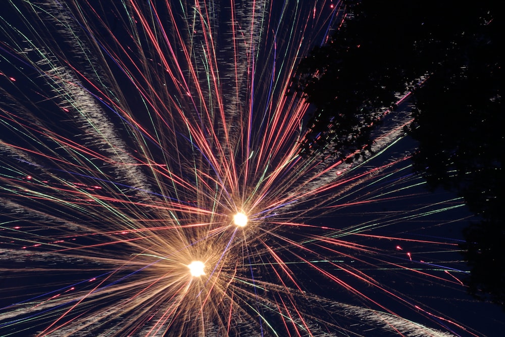 Fotografia time lapse di fuochi d'artificio durante la notte