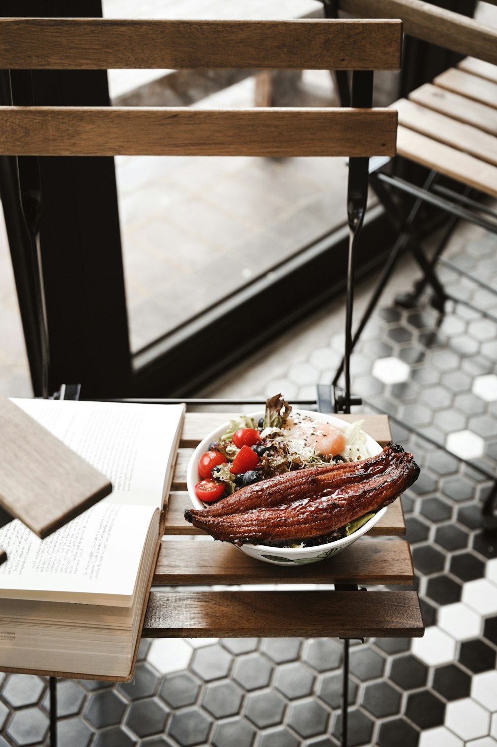 rebanada de pan con salsa roja en plato de cerámica blanca