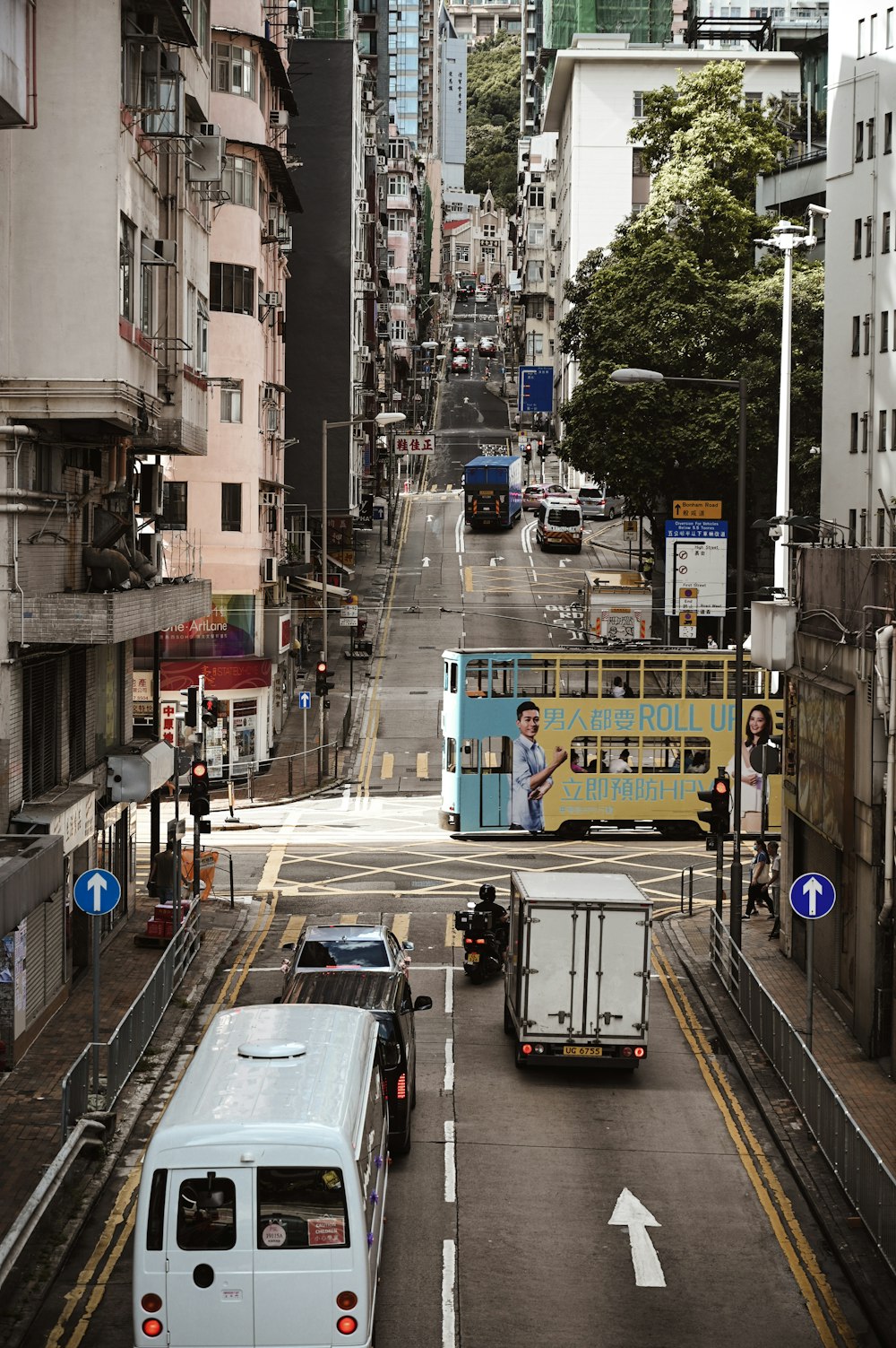 weißer und blauer Bus tagsüber unterwegs