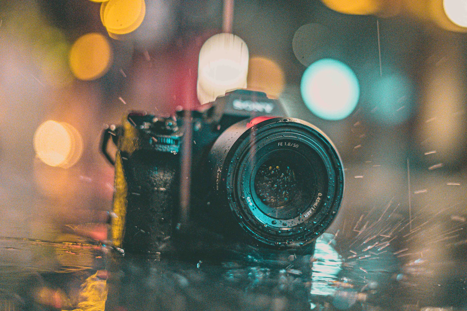 雨に濡れるミラーレスカメラ