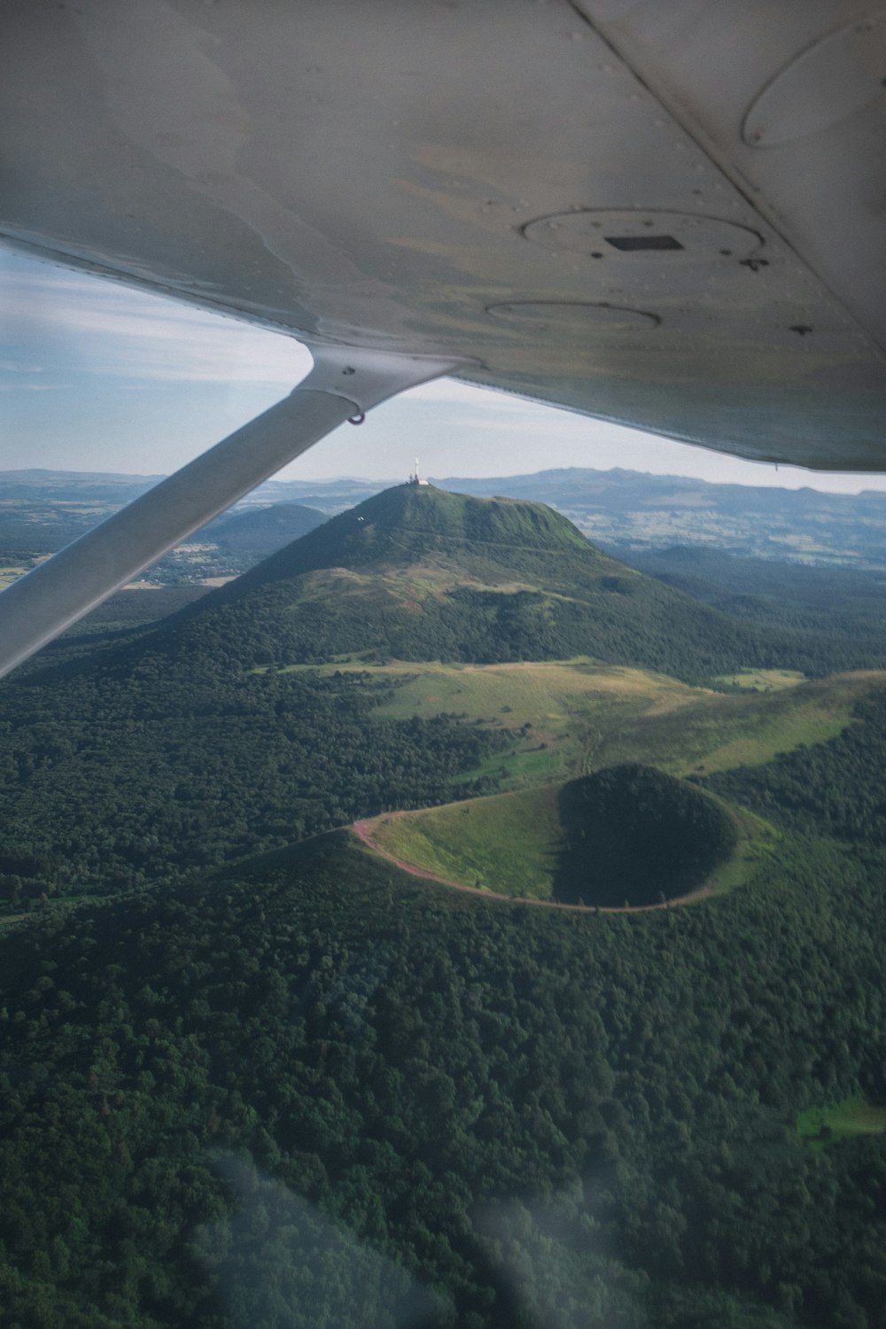 montagnes vertes et brunes pendant la journée