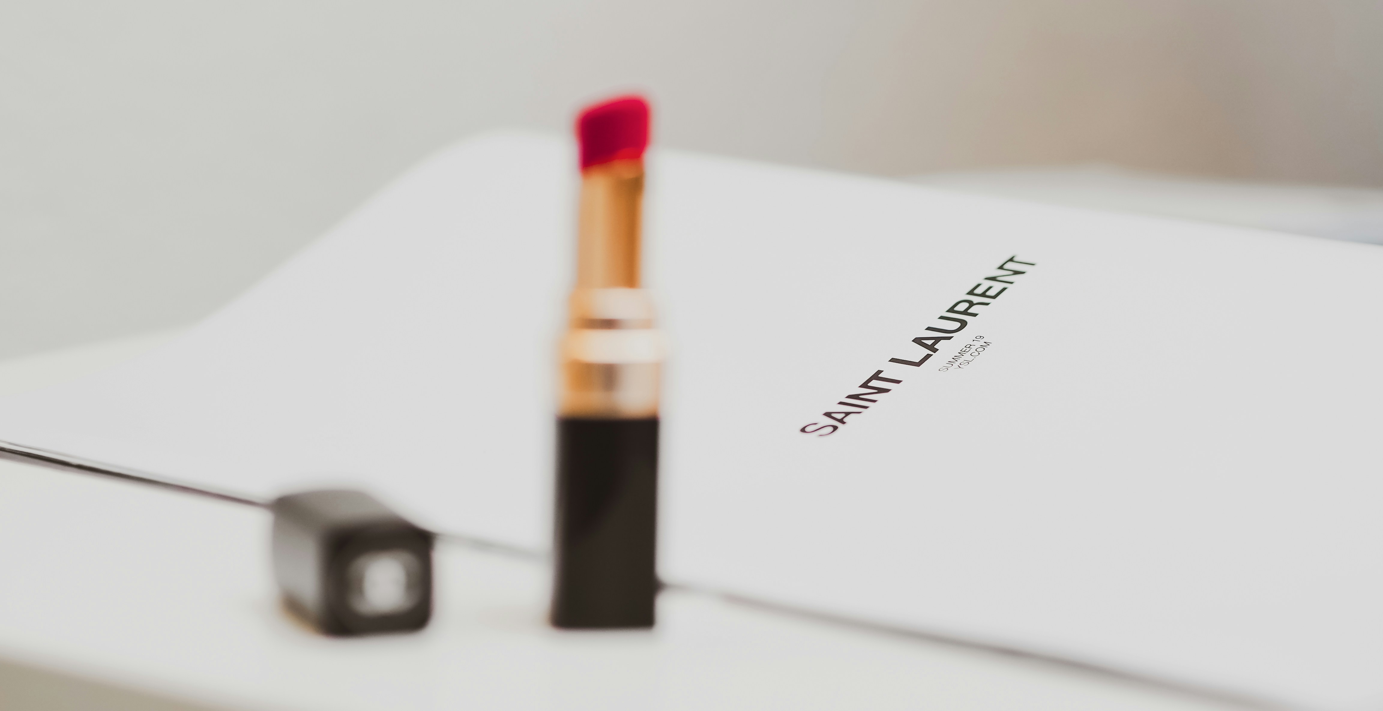 イヴ・サンローランの歴史：モードを民主化した天才と、ブランドの変遷