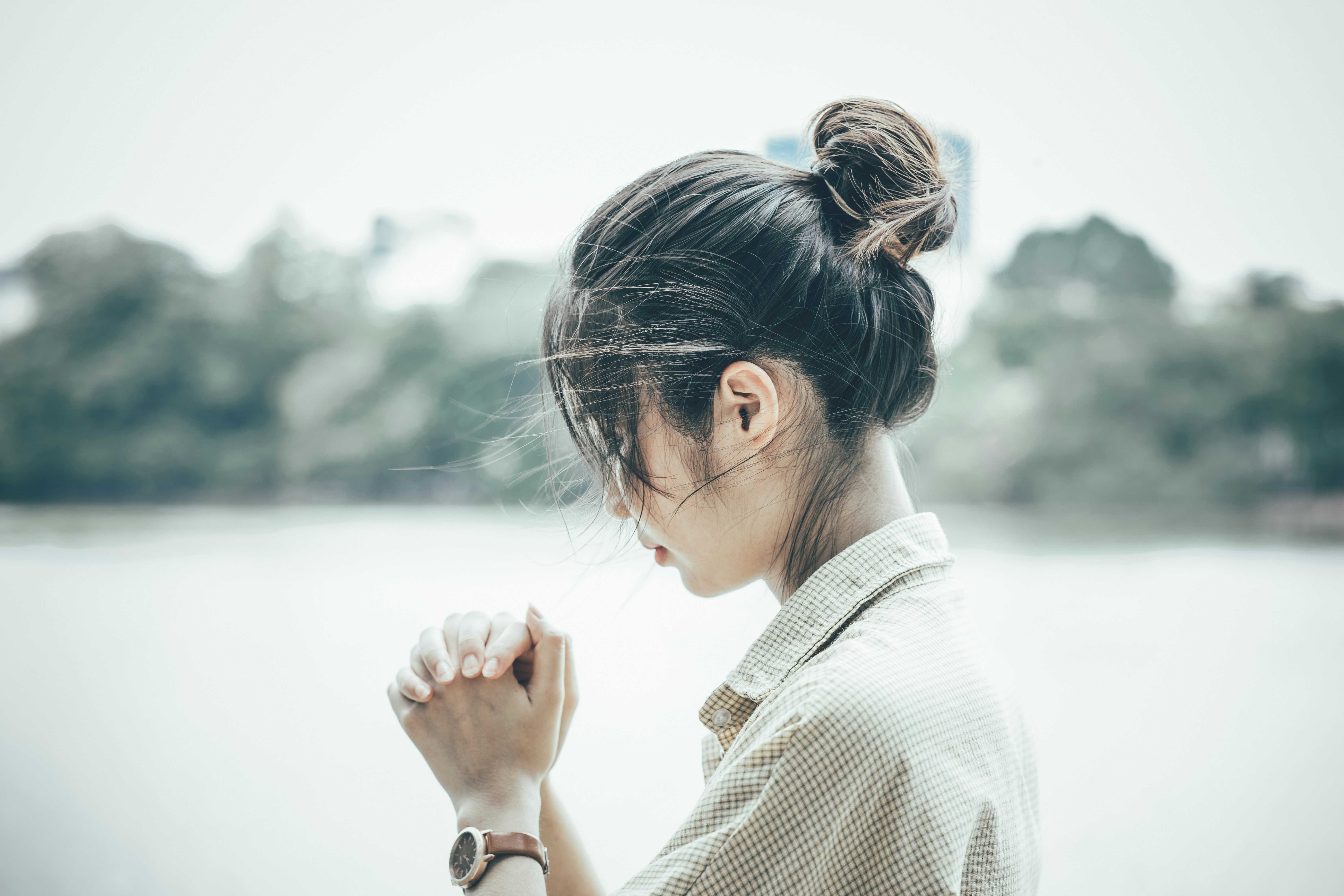 Sony FE 85mm F1.8 sample photo. Woman in white and photography