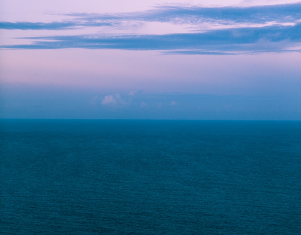 Mer bleue sous des nuages blancs pendant la journée