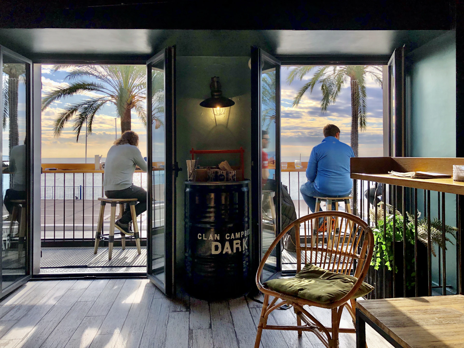 gray computer monitor