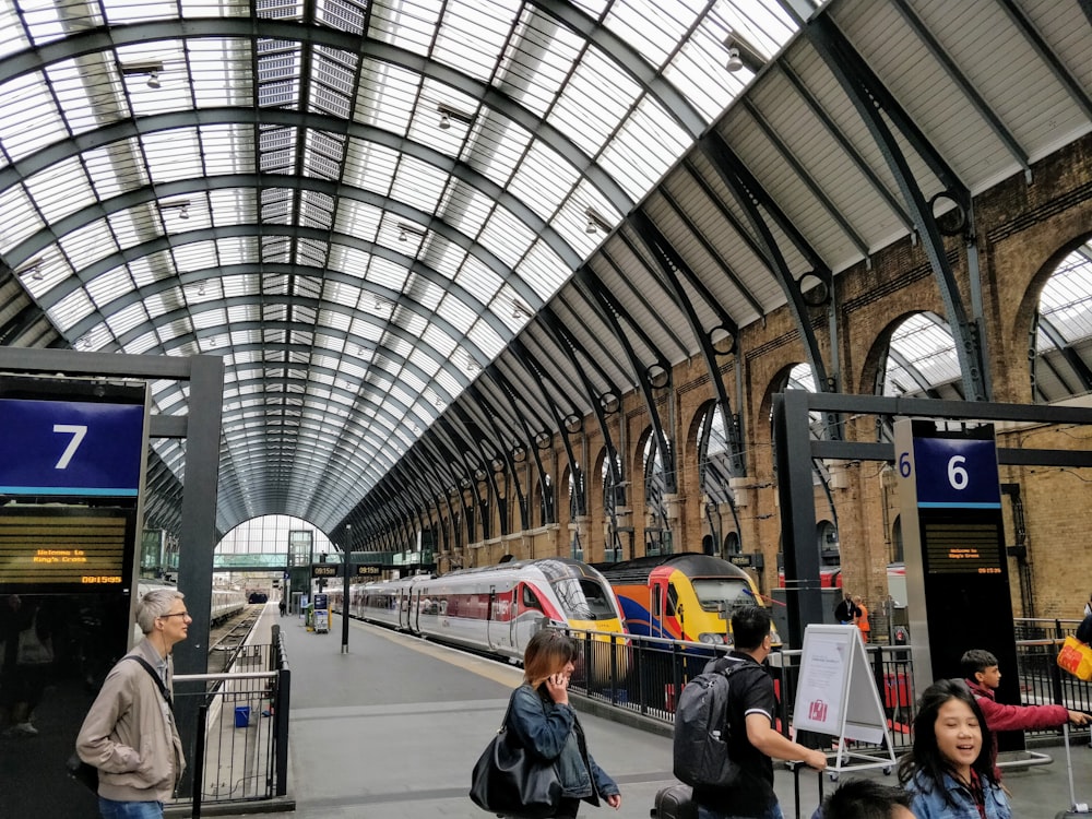 persone che camminano all'interno della stazione ferroviaria