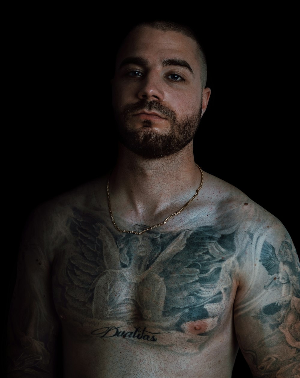 homme avec tatouage de corps blanc et bleu