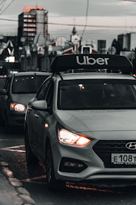Mercedes branca da uber na rua 