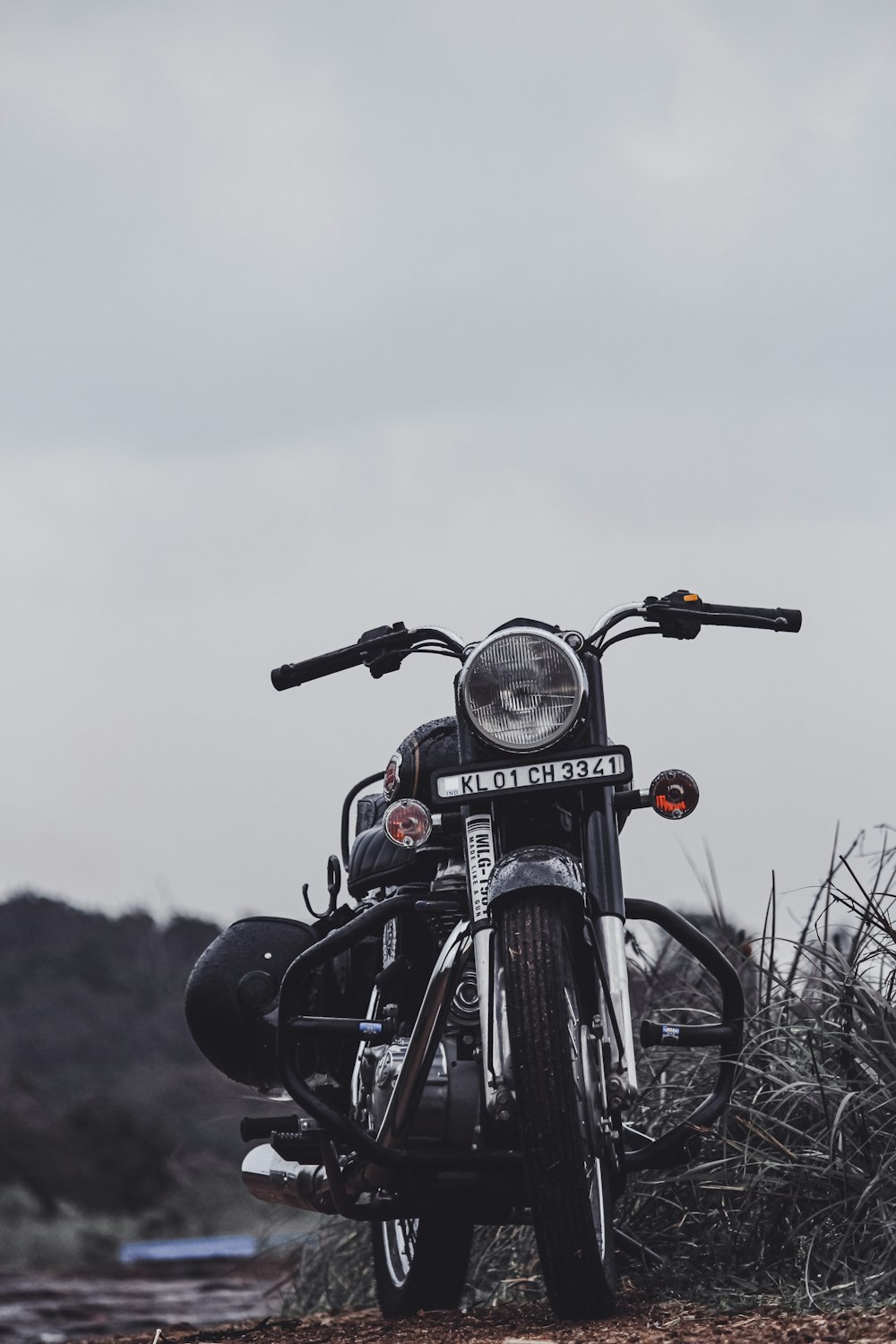 motocicleta negra en el campo de hierba marrón durante el día