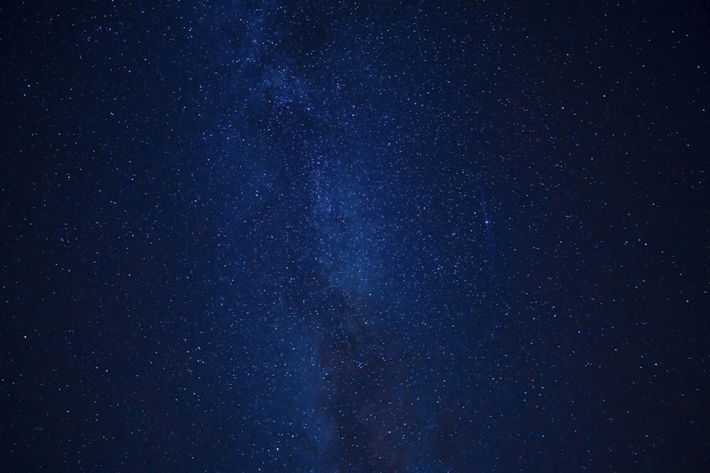 cielo blu con stelle durante la notte