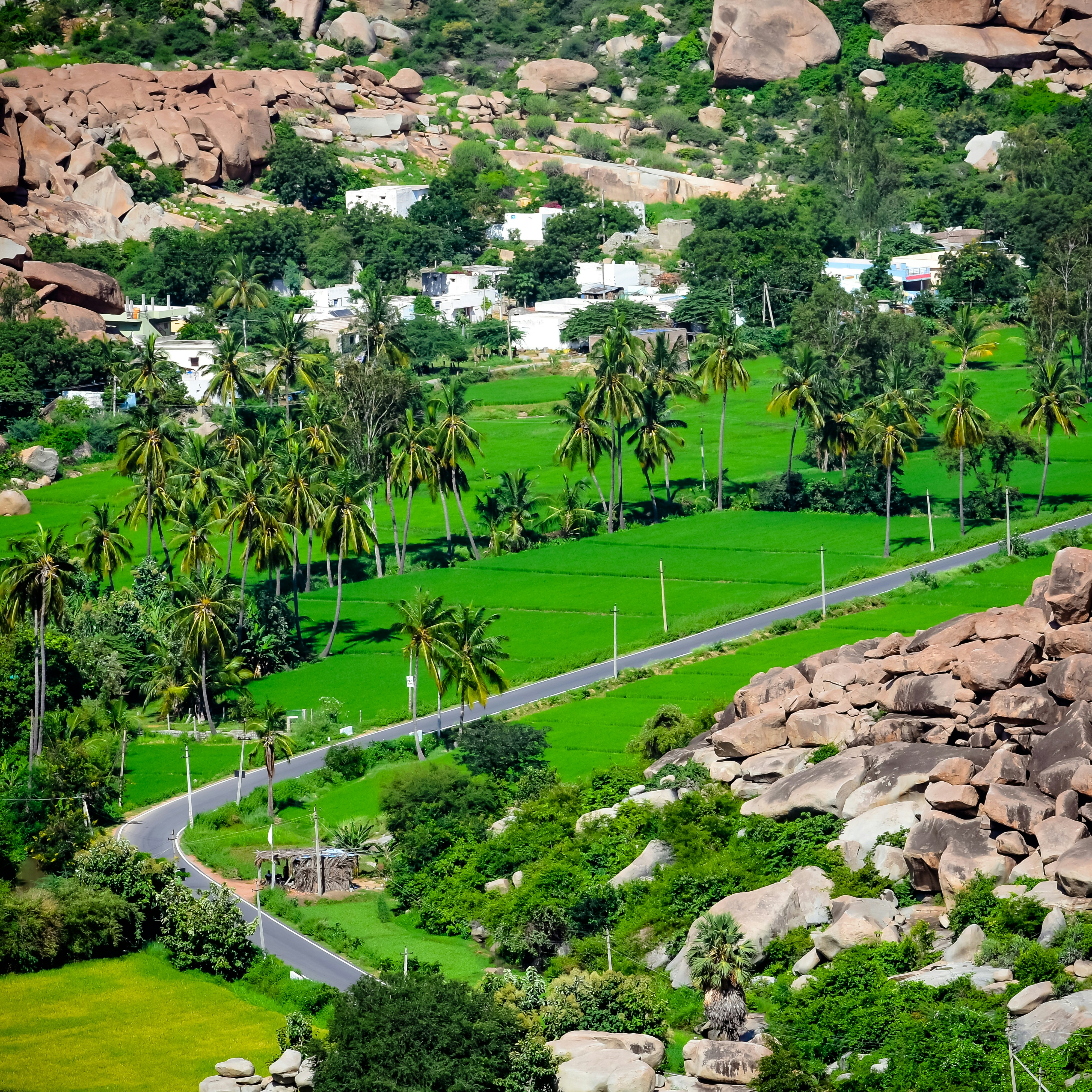 campo de grama verde perto da formação rochosa marrom durante o dia