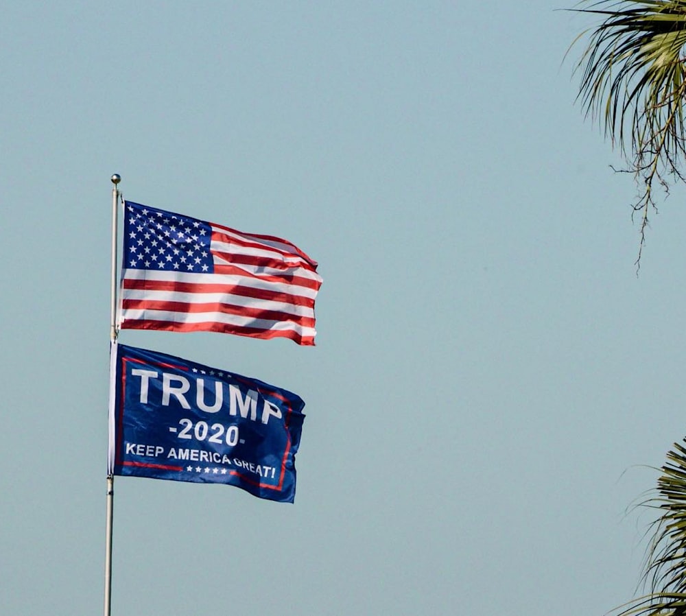 Una bandera en el mástil