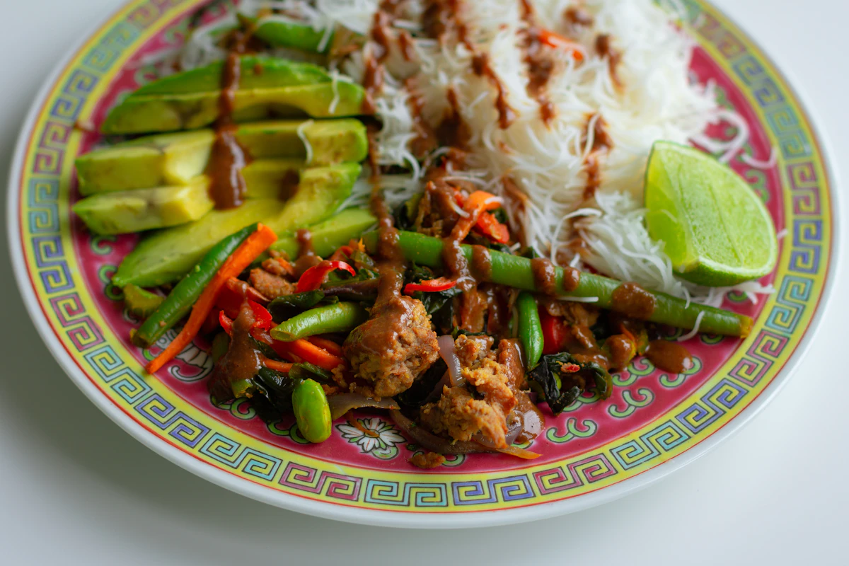 Đĩa thịt xào cay kèm dưa leo cắt lát