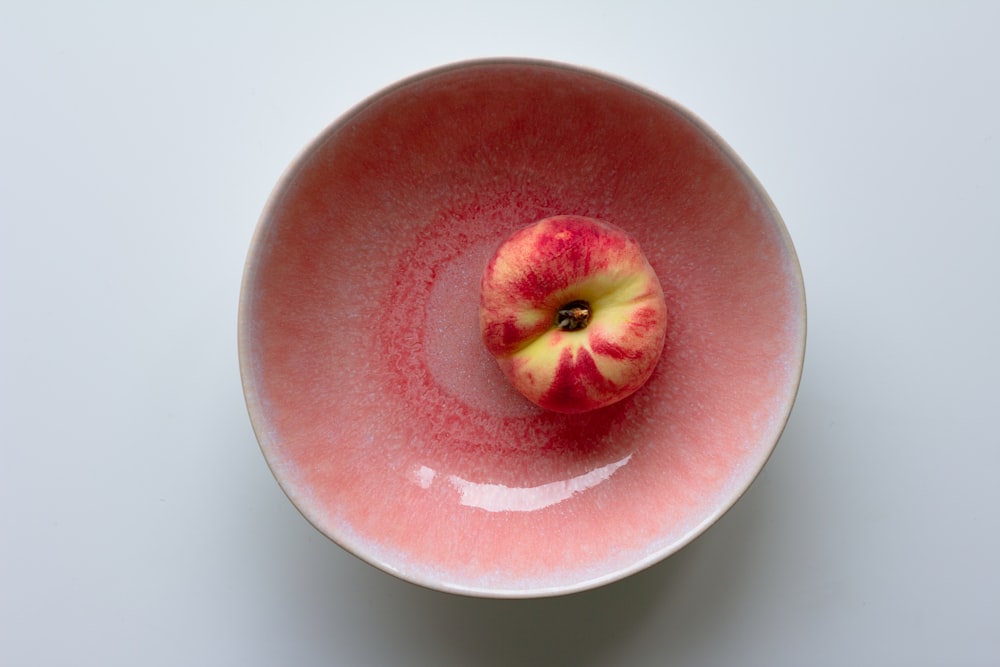 fruit de pomme rouge sur table blanche