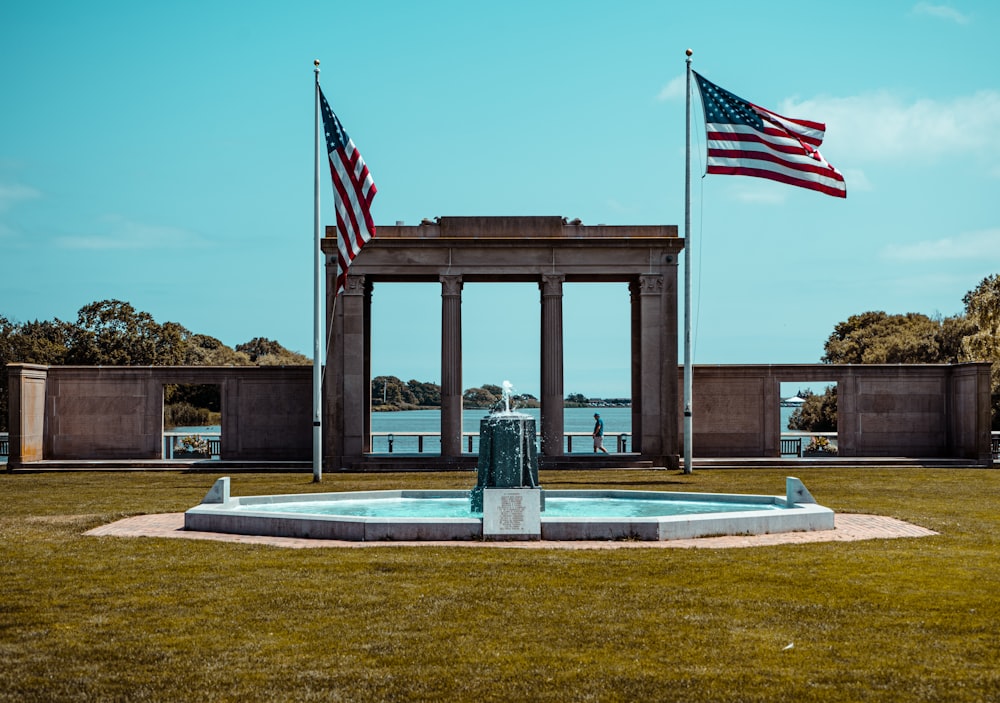 미국 회색 콘크리트 건물에 깃발