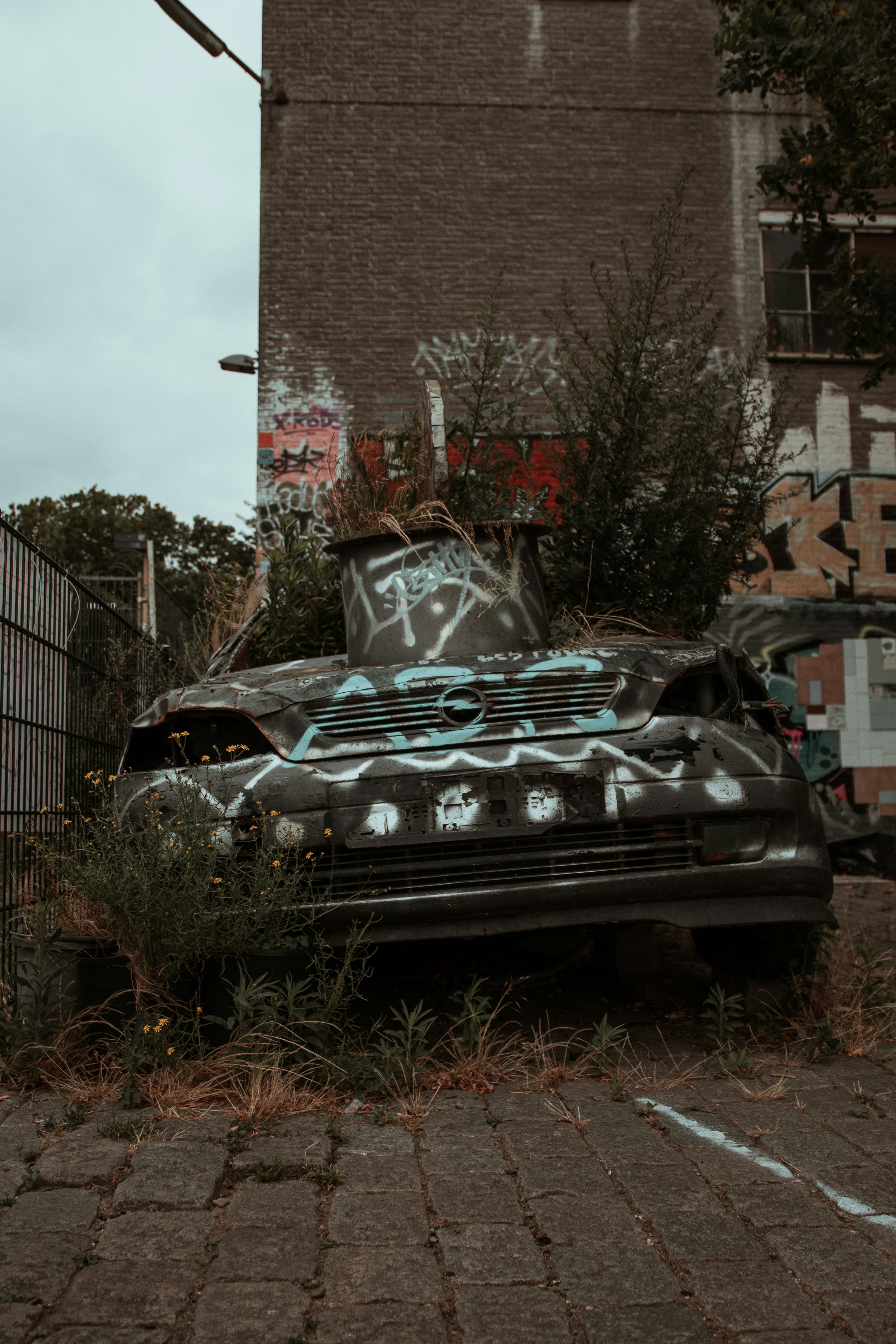 gritty cars, Mad Max wallpaper, post-apocalyptic vehicles, dystopian landscapes, ilustrasi artikel Post-Apocalyptic Mad Max Style Car Wallpapers 1