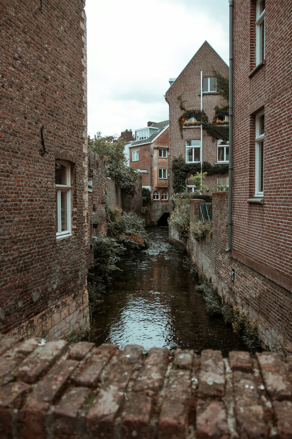 Braunes Backsteingebäude am Fluss tagsüber