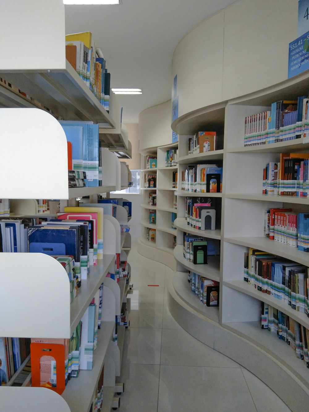 Scaffali di legno bianco in biblioteca