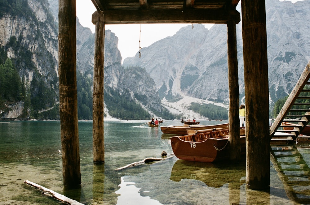 日中の水域に浮かぶ茶色のボート