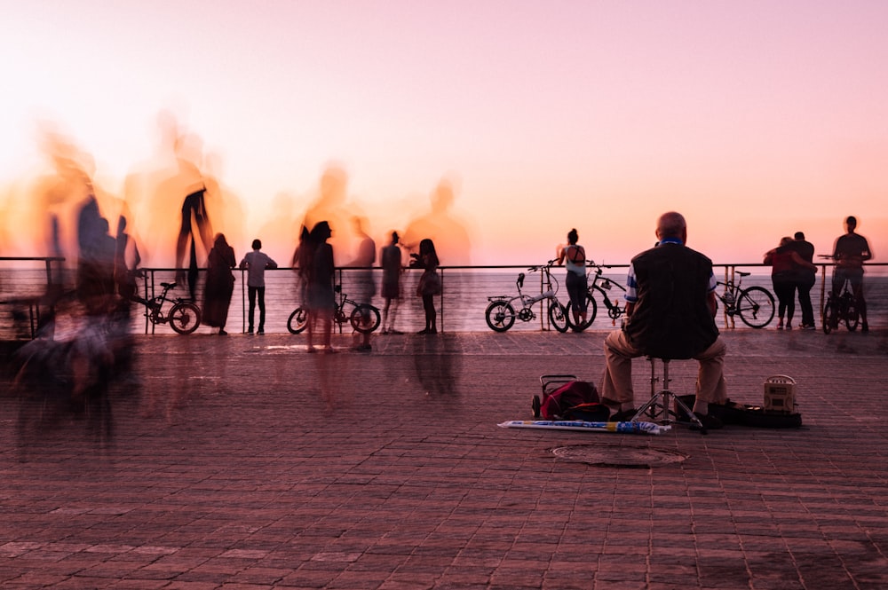 personnes debout sur un sol en béton gris pendant la journée