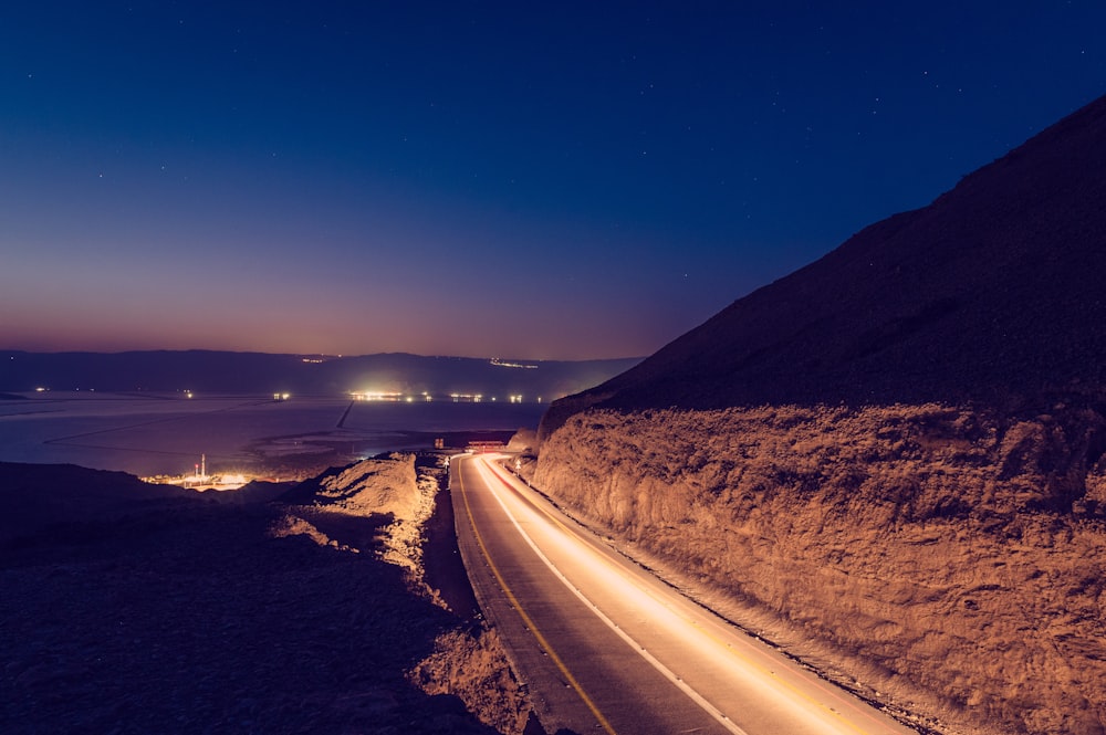 밤 시간 브라운 산 근처의 검은 아스팔트 도로