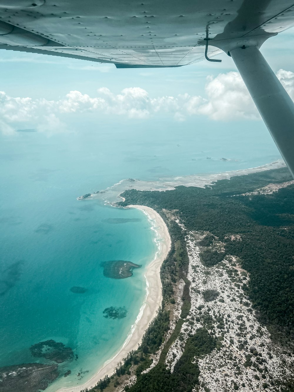 Vista aérea de la playa durante el día