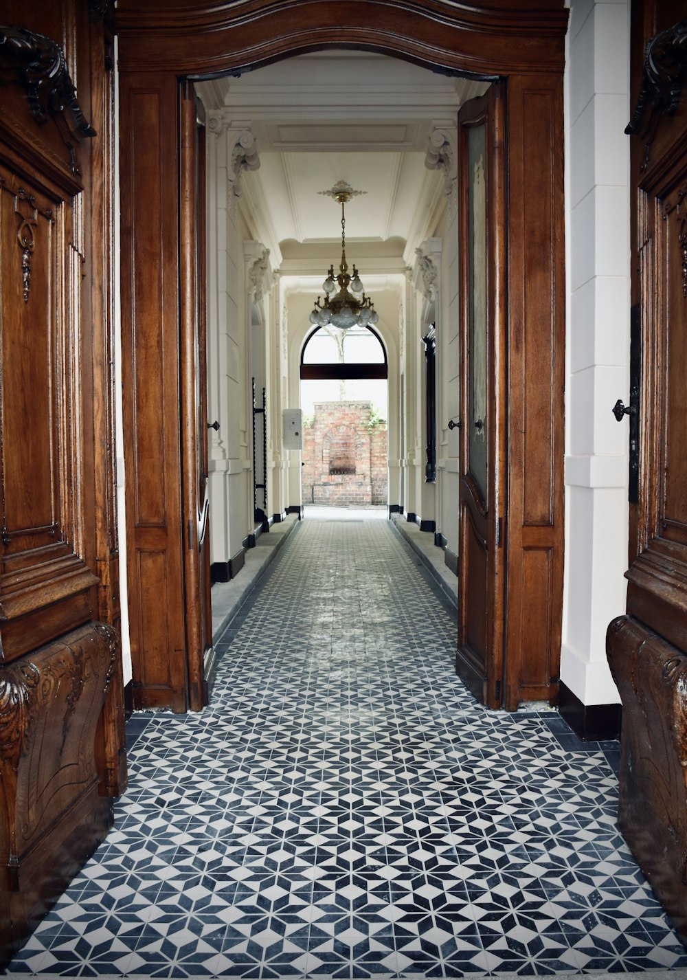 porta in legno marrone sul corridoio