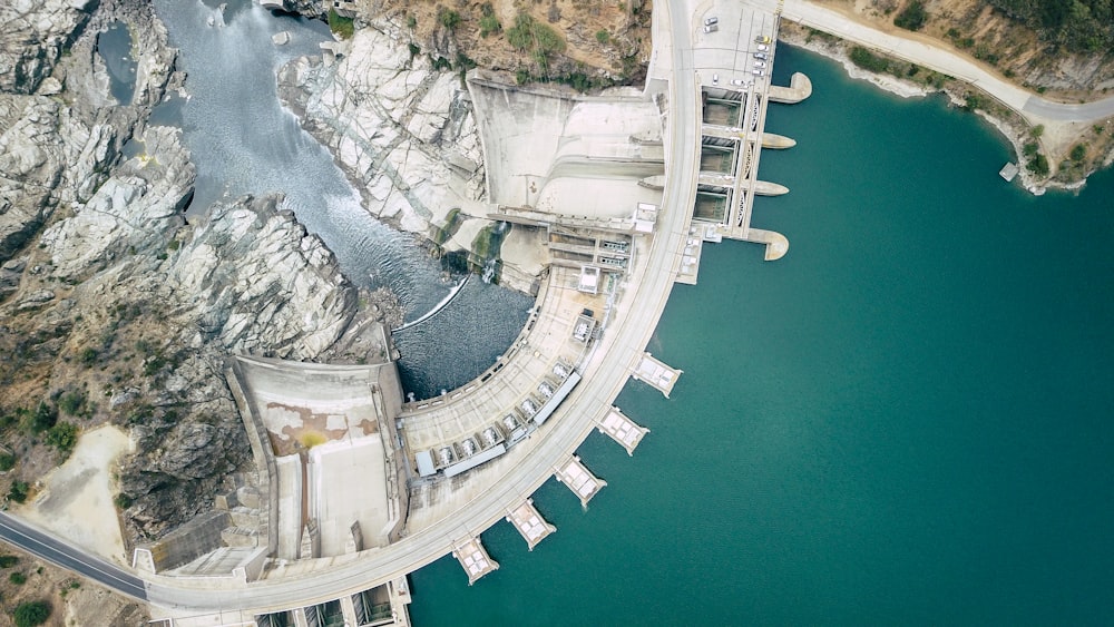 vista aérea do edifício de concreto branco perto do corpo de água durante o dia