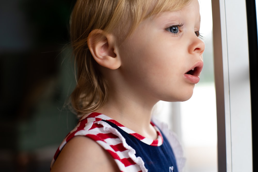 fille en débardeur bleu et blanc