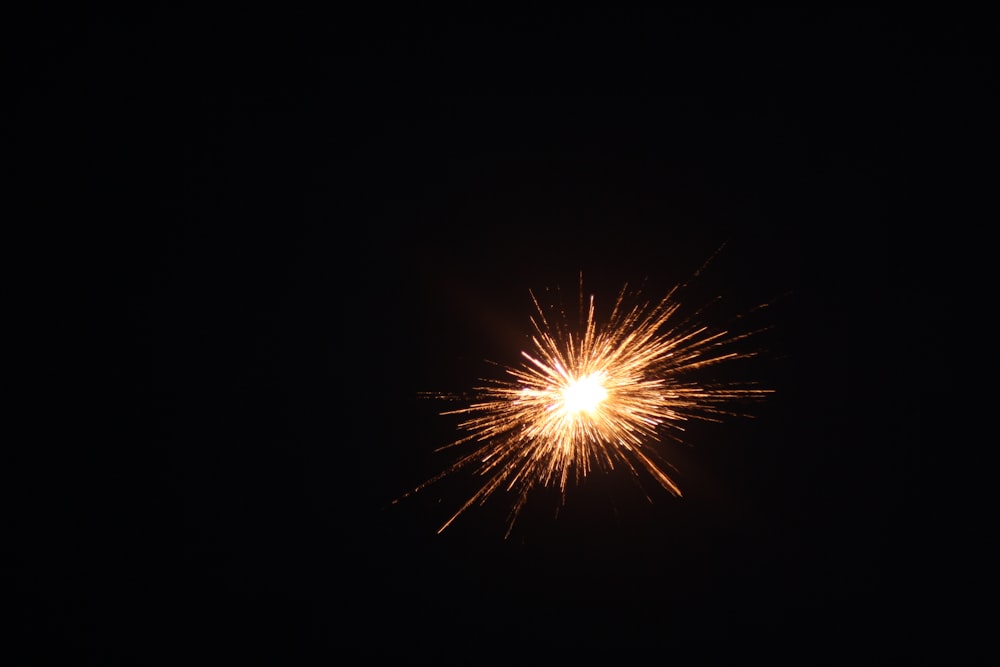 fuochi d'artificio gialli nel cielo durante la notte