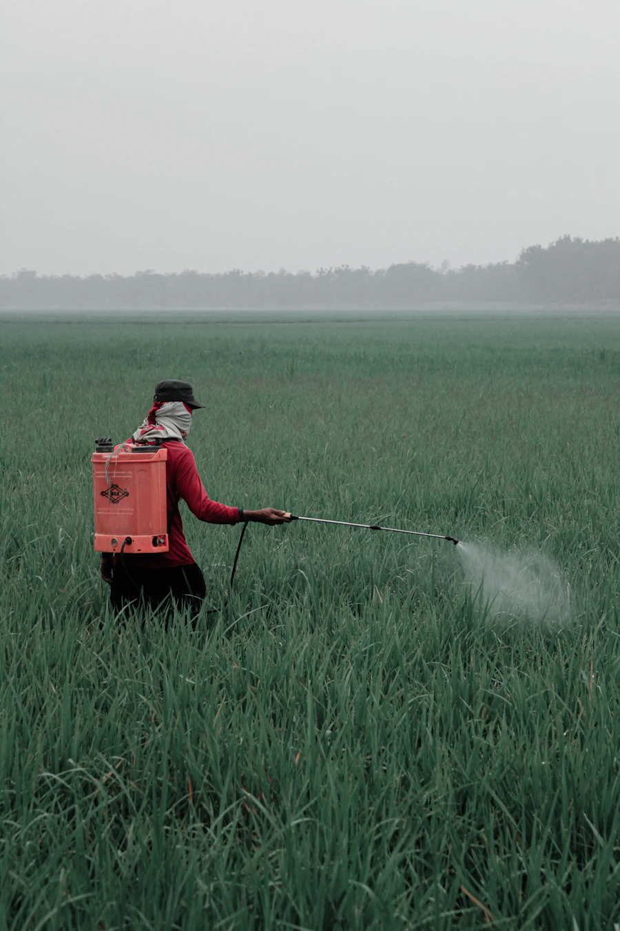 Pekerja memegang peralatan