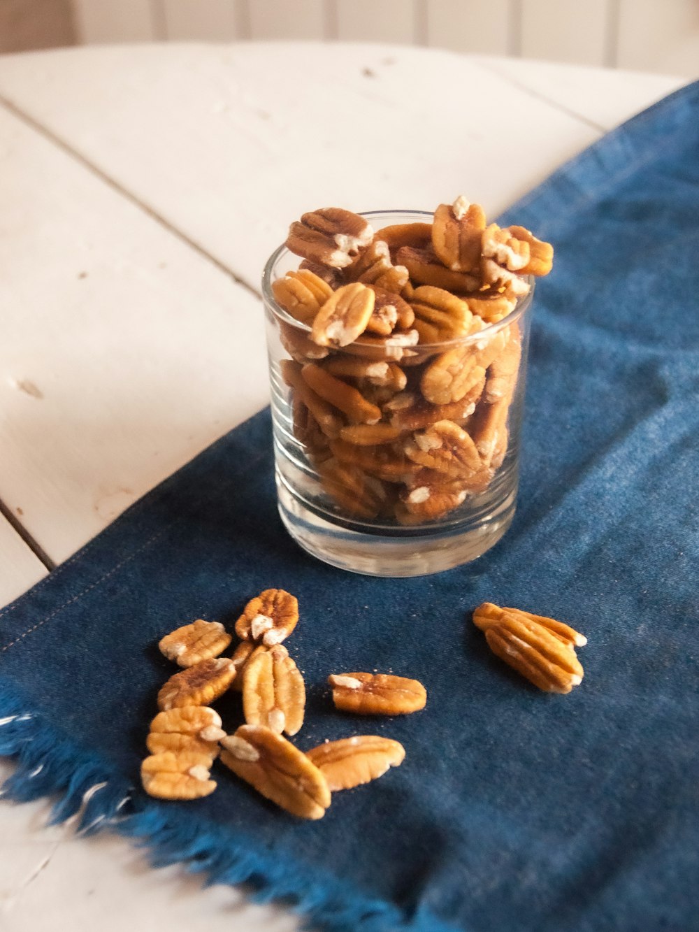 cacahuètes brunes dans un bocal en verre transparent