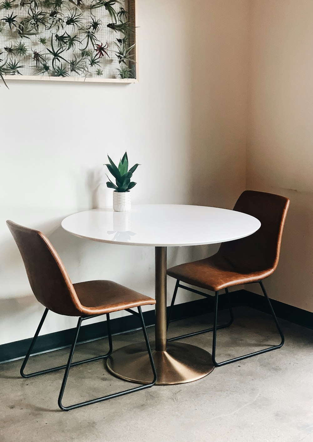 ovaler weißer Holztisch mit Stühlen